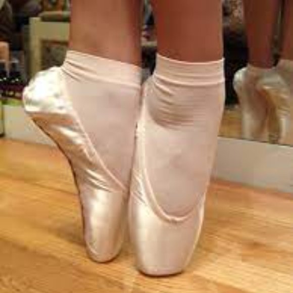 Russian Pointe Women's Brava Pointe Shoes - Picture 1 of 10